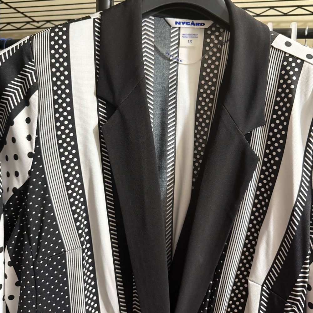 Peter Nygard Black and White Patterned Blazer